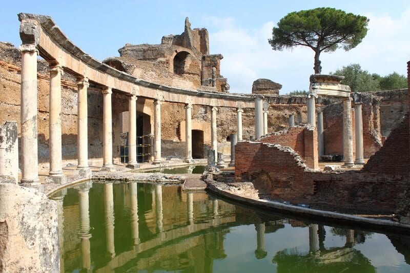 El lago y las construcciones de Villa Adriana