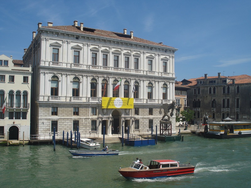 Vaporetto en el canal de Venecia