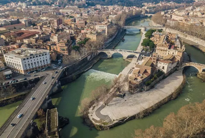 El río Tíber en Roma visto desde las alturas