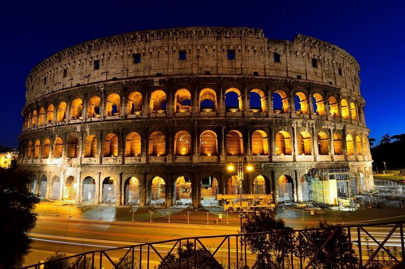 Coliseo de Roma iluminado por la noche