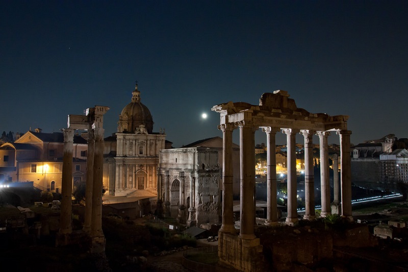 El Foro Romano de Roma iluminado por la noche