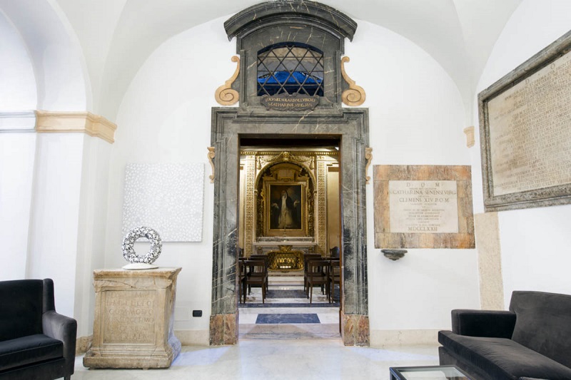 Entrada a la Capilla del Tránsito en el Palacio de Santa Chiara en Roma