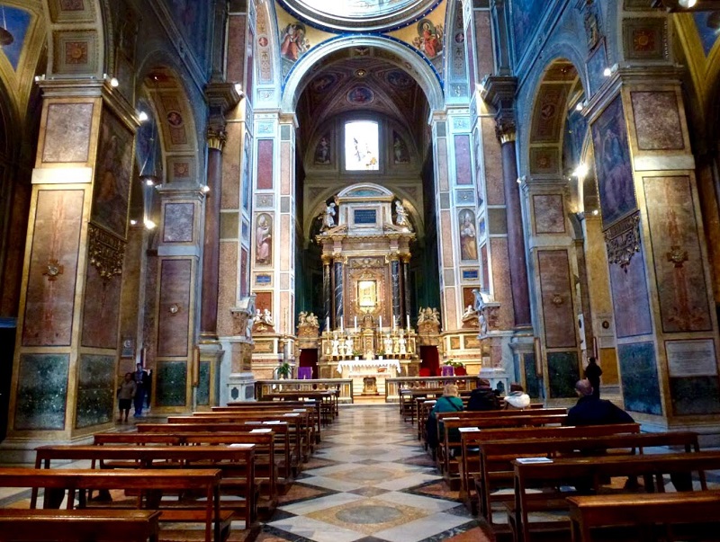 Interior de la Iglesia de San Agustín en Roma
