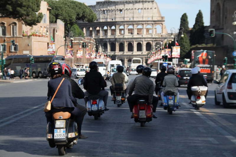 Grupo montando en moto en Roma