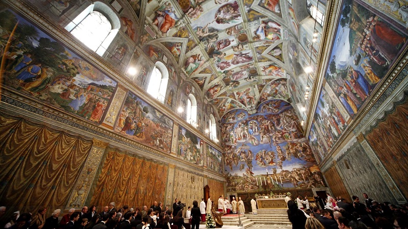 Interior de la Capilla Sixtina del Vaticano en Roma