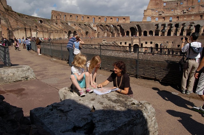 Visitantes en el interior del Coliseo de Roma